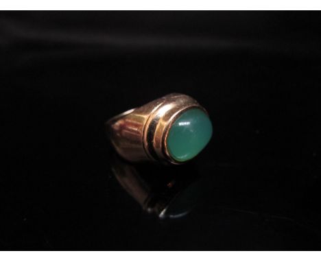 A gold ring with an oval jade cabochon, stamped 750. Size G/H, 6.8g 