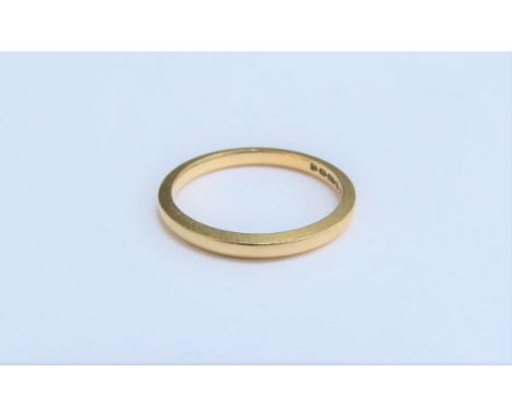 An 18ct gold band. Size K, 2g 