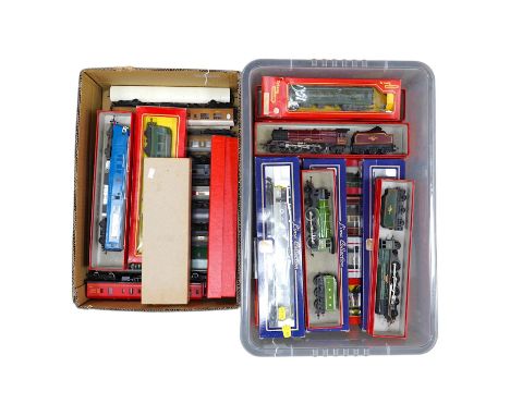 A collection of 00 gauge railway by Hornby, Tri-ang, Lima, etc. including seven locomotives and twenty-six bogie coaches incl