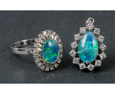 Damenring und Anhänger. 18 kt Gold, ca. 5 g, bzw. 14 kt Gold, ca. 3,4 g, besetzt mit je einer Opal-Triplette, Diamanten, ca. 