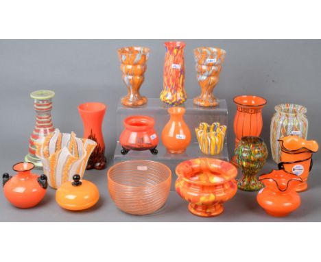 18 Vasen, u.a. Loetz / Murano 20. Jh. Farbloses Glas, orange überfangen mit aufgeschmolzenen schwarzen bzw. bunten Fäden, H=8