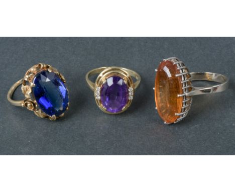 Drei Damenringe. 14 kt Gold, besetzt mit Amethyst, Brillanten, ca. 0,08 ct, Citrin und saphirfarbenem Stein, Ringgröße 58.