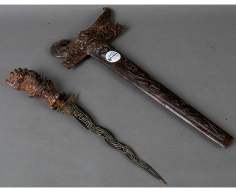 Kris. Asien. Massivholz, geschnitzt, mit ornamental verzierter Klinge, L=24,5 / 50 cm.
