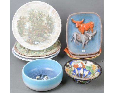 Zehnttlgs. Konvolut Platten, Schalen und Wandreliefs. Gouda / Karlsruher Majolika / Mettlach 20. Jh. Irdengut, teilw. bunt be