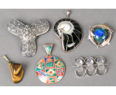 Konvolut Silberschmuck, ca. 94 g: Anhänger und Broschen, teilw. besetzt mit Opal und Tigerauge.