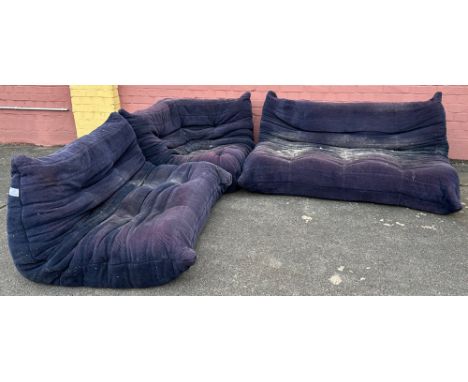 Sofa, 220 x 260 cm. &gt;&gt;&gt; Bitte beachten Sie, dass diese Los Nr. nur am DO 05.12.2024 von 10.00 bis 12.00 Uhr in unser