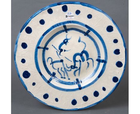 Pablo Picasso (1881-1973). „La Pique“. Steingut, farbig glasiert, über der Kehlung in Spiegelschrift bez. „29. Juin 1950“; ve