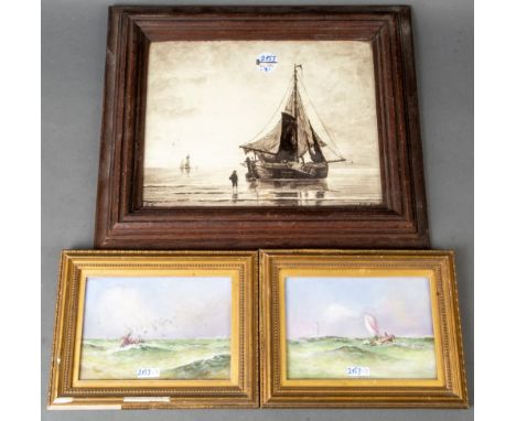 Richard Rhead Simm (1926-2019). Zwei Segelboote auf See. Porzellan, bunt bemalt (13 x 18 cm); dazu weiteres Porzellanbild mit