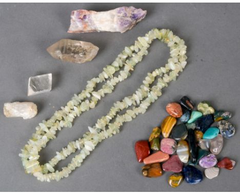 Konvolut Steine, u.a. Amethyst, Jade, Karneole, Tigerauge und Türkise.