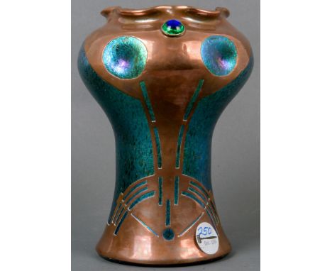 Jugendstil-Vase. Klostermühle, Loetz Witwe um 1900. Farbloses Glas, lüstrierend  überfangen mit Kupferoverlay, durchbrochen u