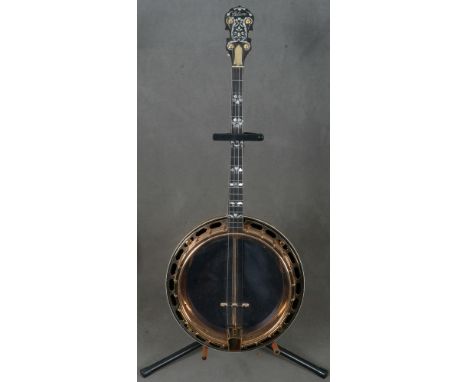Banjo, 4-String. USA, Gibson 20. Jh. Holz / Metall, verso mit Wappen, L=87 cm. (ohne Ständer / Funktion ungeprüft)