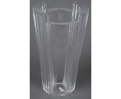 Vase. Schweden, Orrefors 20. Jh. Farbloses dickwandiges Glas, teilw. fächerförmig facettiert; am Boden Ritzsignatur, Original