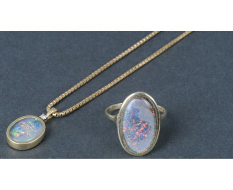 Halskette mit Anhänger und Ring. 14 kt Gold, ca. 13,5 g, besetzt mit je einer Opal-Triplette; der Anhänger zusätzlich mit Bri