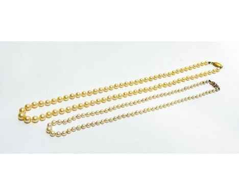 A cream coloured cultured graduated stand of pearls with oval ribbed 9ct gold clasp fastening, (L x 27cm) largest pearl, 0.7c