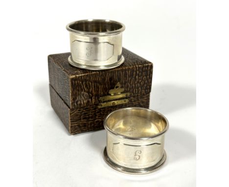 A pair of Birmingham silver napkin rings with shaped panels to front engraved with R and G in fitted case. (D x 4 cm) Birming