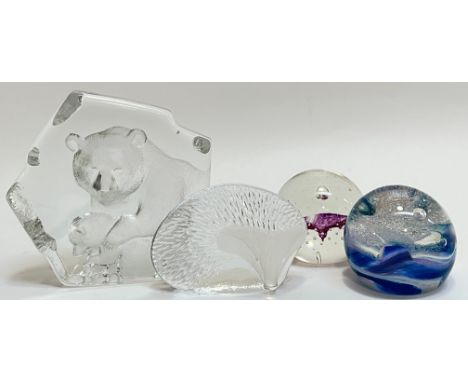 A mixed group of glass comprising two Kosta Boda plaques/desk ornaments (largest h- 15.5cm, w- 16cm), a hadgehog and a bear w