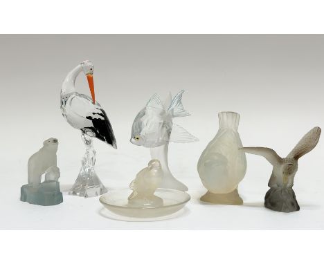 A collection of various glass animals comprising a opalescent glass sparrow (h-10cm), a Lalique France sparrow trinket dish (