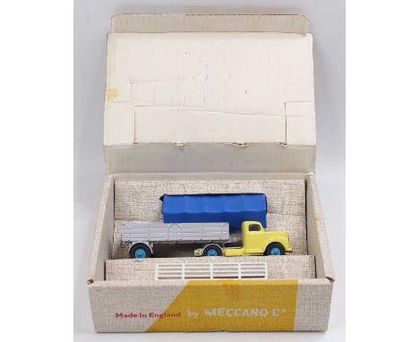 Dinky Toys No.424 Commer convertible articulated truck, comprising light yellow cab with windows, silver back and light blue 