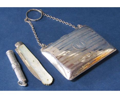 Mixed lot of bijouterie silver comprising an engine turned silver purse, a silver bladed mother of pearl folding fruit knife 