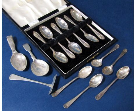Mixed lot of silver spoons comprising two caddy spoons and smaller spoons and a cased set of six teaspoons, 5ox approx 