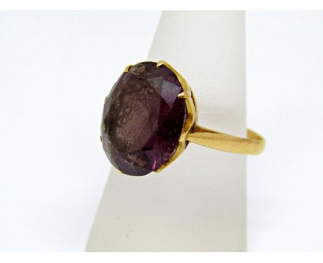 Eastern yellow metal dress ring, claw set with a synthetic purple stone, size S, 5.9g (glue to reverse) 