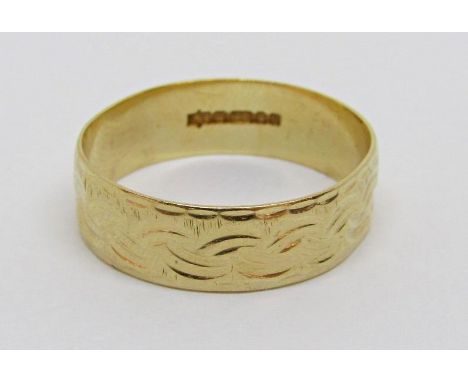 18ct wedding ring with engine turned detail, size O, 2.6g 