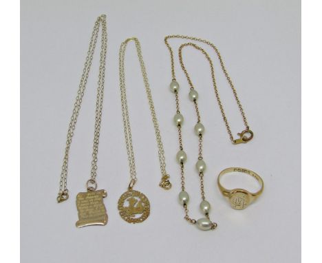 Group of 9ct jewellery comprising a signet ring, size N, a faux pearl necklace, Capricorn pendant necklace and further Sereni