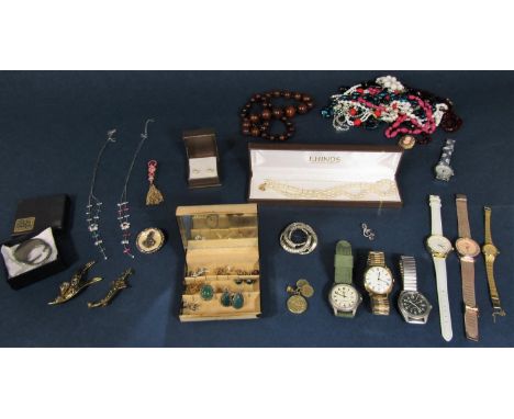 Mixed lot of jewellery to include two pairs of 9ct stud earrings; a cultured pearl and a pink spinel cluster pair, two milita