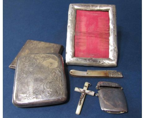 A mixed collection of cabinet silver comprising cigarette case, engine turned compact, vesta case, fruit knife and silver app
