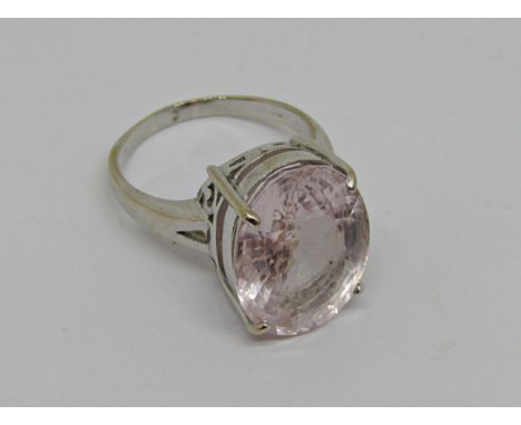 18ct white gold morganite cocktail ring, size R, 9.2g 