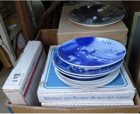 Boxed collector's plates, including Christmas editions