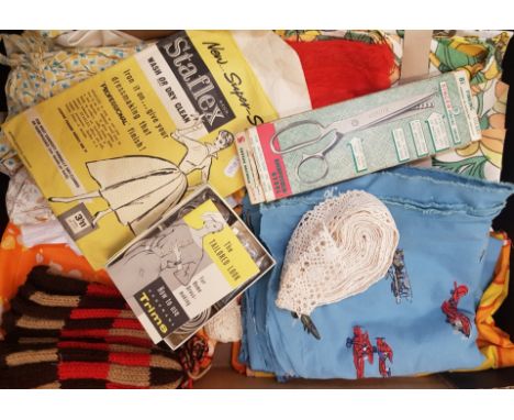 A collection of vintage textiles together with sewing accessories and a boxed set of Singer branded pinking shears (1 tray). 