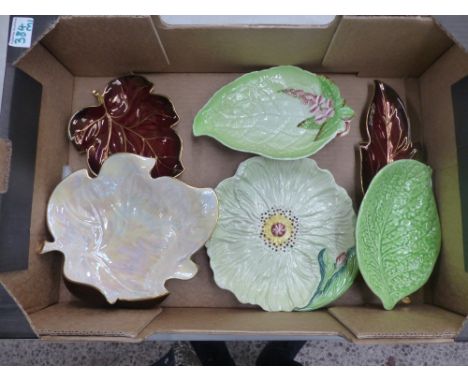 A collection of Carltonware items including Rouge Royal fruitbowl, pin dish and leaf decorated dishes, etc (1 Tray) 