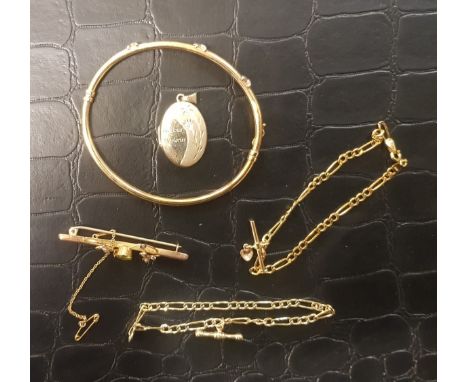 A collection of 9ct gold jewellery items, locket, bangle, brooch and bracelets, total gross weight 13.5g. 