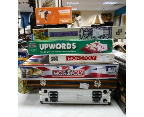 A collection of vintage items to include board games, cased Petanque set, chess set etc(6) 