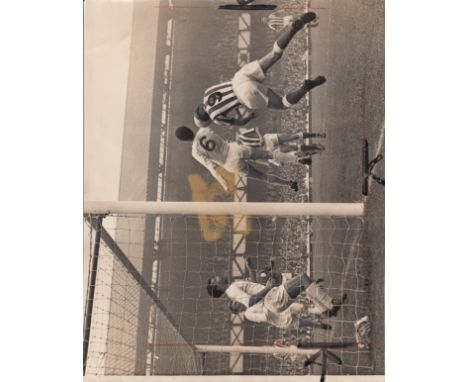 SUNDERLAND V LEEDS UNITED      A 10" X 8" Press photo showing action from a League match at Sunderland 5/9/1964 showing Brian