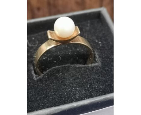 9ct gold pearl ring . size P 2.4 grams . 