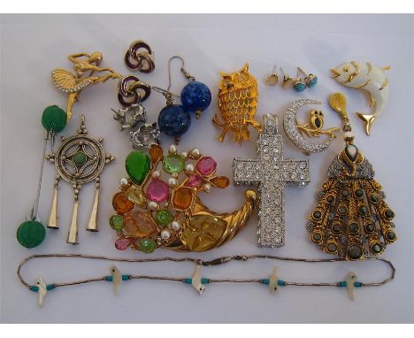 A mixed lot of costume jewellery, including a large paste set cross pendant, a peacock brooch, a paste and simulated pearl co