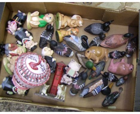 A mixed collection of ceramic items to include: resin animal figures, stoneware ducks etc (1 tray) 