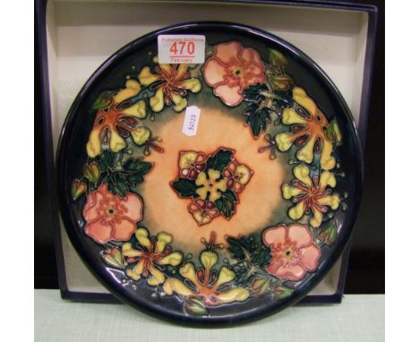 Moorcroft Oberon pattern plate: 26cm in diameter, first in quality, boxed. 