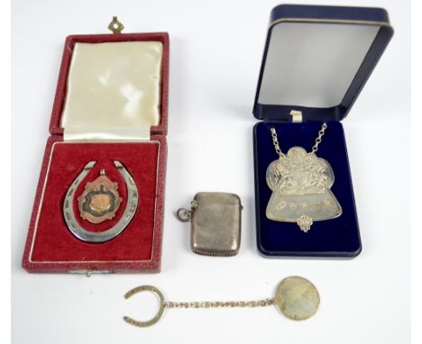 A mixed lot of silver items comprising an Elizabeth II Silver Jubilee hallmarked pendent decorated with the royal coat of arm