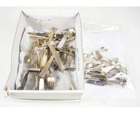 A mixed lot of various silver and electroplated flatware to include a set of six George V hallmarked silver handled fruit kni