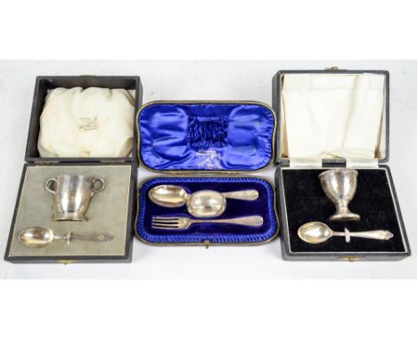 JOSIAH WILLIAMS & CO; an Edward VII hallmarked silver three piece christening set comprising a spoon, fork and a circular nap