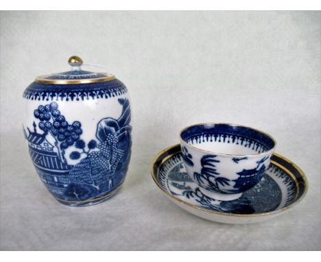 A late 18th century Caughley tea canister & cover, together with a tea bow & saucer, each in the Willow Nanking pattern, tea 