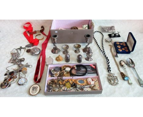 A good mixed lot of costume, paste set jewellery and other items, including: a set of white metal swan form menu holders, sil