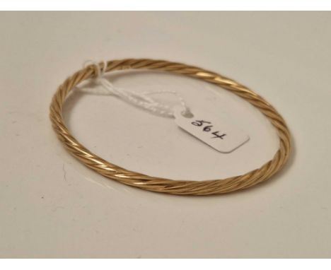 A rope twist hinged bangle 9ct 62mm diameter