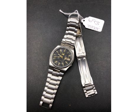 A gents SEIKO wrist watch with seconds sweep and date aperture