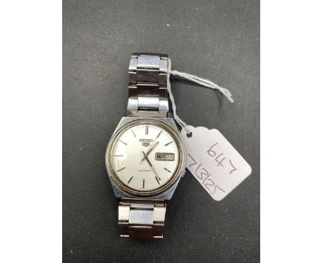 A SEIKO automatic wrist watch with seconds sweep and date aperture W/O