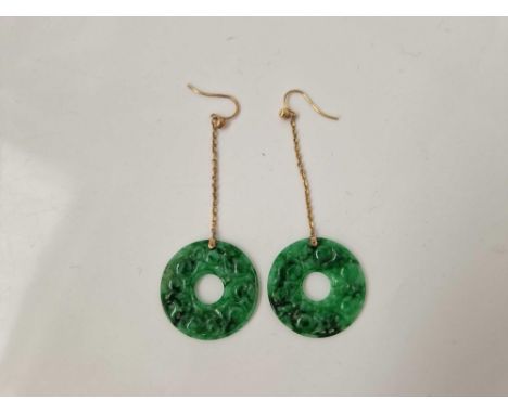 A PAIR OF ANTIQUE CIRCULAR JADE DROP EARRINGS WITH GOLD MOUNTS