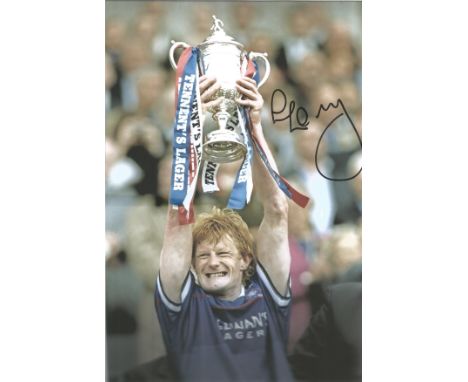 Colin Hendry 1999, Football Autographed 12 X 8 Photo, A Superb Image Depicting The Rangers Captain Holding Aloft The Scottish